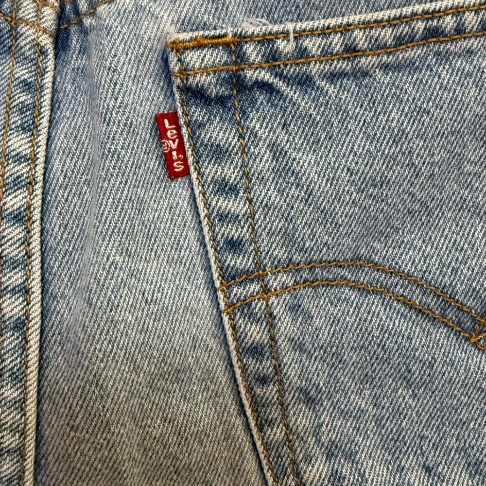 Levi’s High Rise Denim Shorts Size 14 Light Wash Classic Mom Jean Shorts - Picture 4 of 6